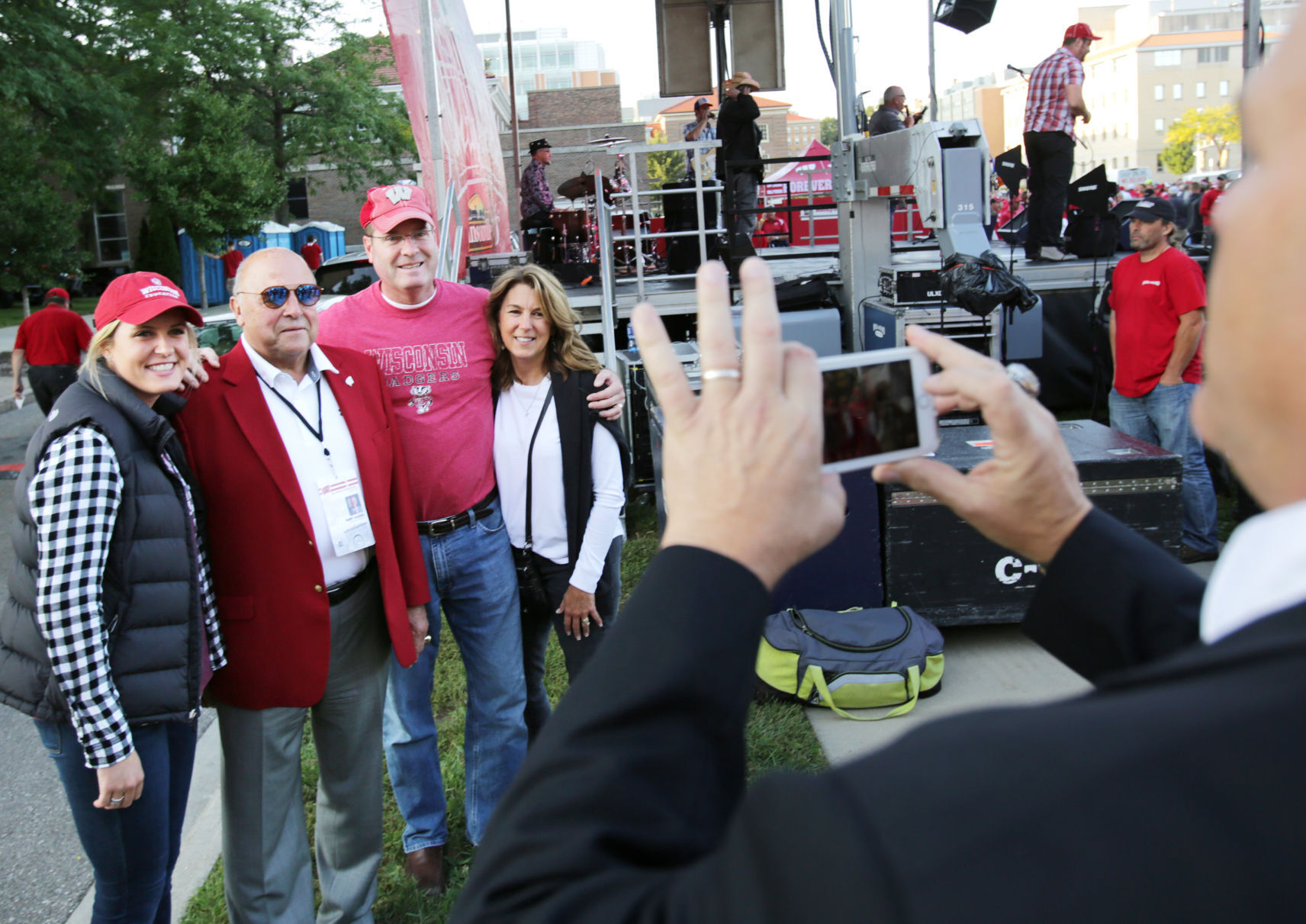 14UWtailgating0484AJA.jpg